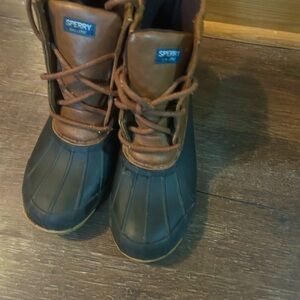 Sperry duck boots used but in good condition.